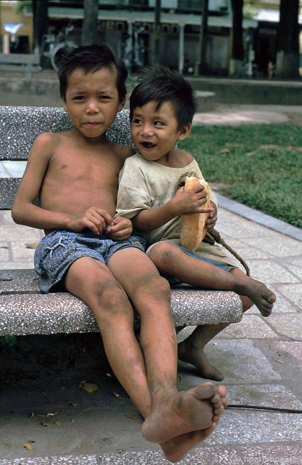 Hai đứa trẻ lang thang bên ghế đá Hồ Gươm, 1991.